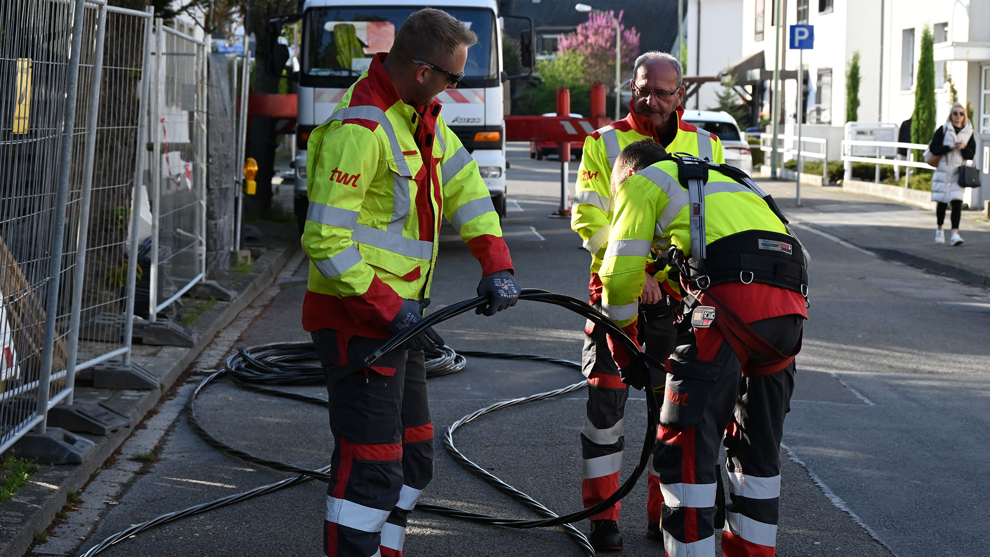 TWL Mitarbeiter verlegen Leitungen